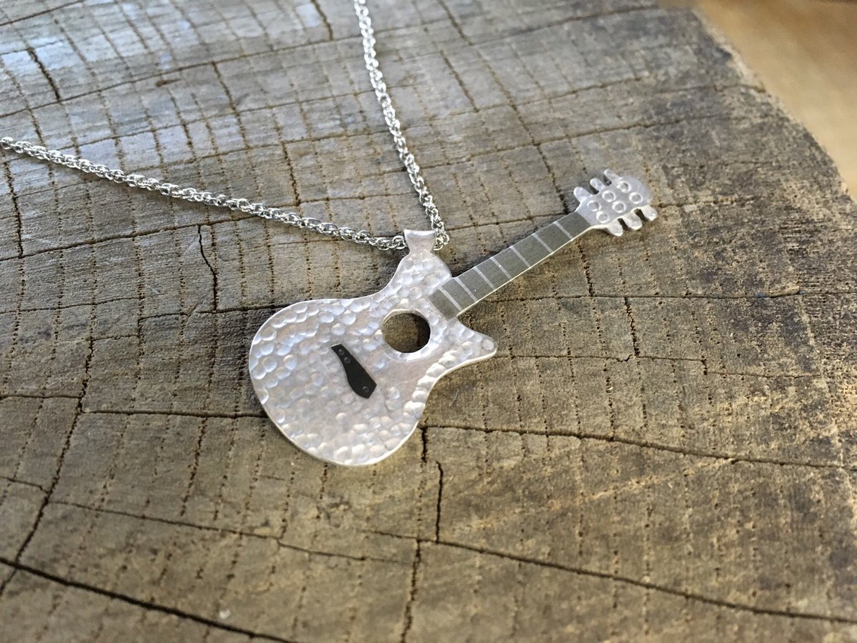 rene_hotoki's tweet photo. #ギター #guitar #アコギ #acousticguitar #handmade #handcraftedjewelry #handcraft #silveraccessory #切嵌象嵌 #inlay #metalinlay #彫金 #伝統工芸 #japaneseculture #metal #metalwork #damascene #銅 #copper #銀 #silver #四分一 #黒味銅 #art #artwork #ネックレス #pendant #necklace https://t.co/BWoe2T1OEW