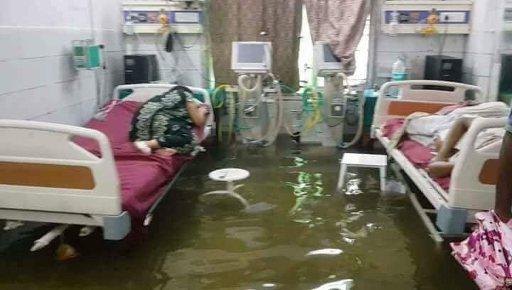 yadavtejashwi's tweet photo. बिहार के दूसरे सबसे बड़े हॉस्पिटल NMCH का ICU ख़ुद मछलियों के साथ ICU मे है।दूसरे अस्पतालों में इससे भी बुरा हाल है।
और स्वास्थ्य मंत्री शिमला में छुट्टियाँ मना रहे है।
प्रदेश के शहरों और स्कूलों मे पानी घुस गया है और नगर आवास मंत्री गोवा में छुट्टियाँ मना रहे है।#BiharInICU https://t.co/ITQ2uthVrq