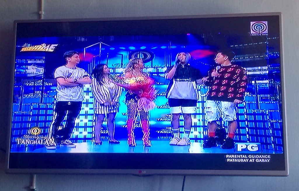 kimiyaaa_'s tweet photo. First time kong mapanood kumanta si Eumee. Wow galing din. The best talaga ang tnt daming magagaling na singers ang nabibigyan ng pagkakataong ishowcase ang kanilang talent 👍 
Watching @itsShowtimeNa
#ShowtimeHuLYoDaBestTo https://t.co/i45NZ5Qyft