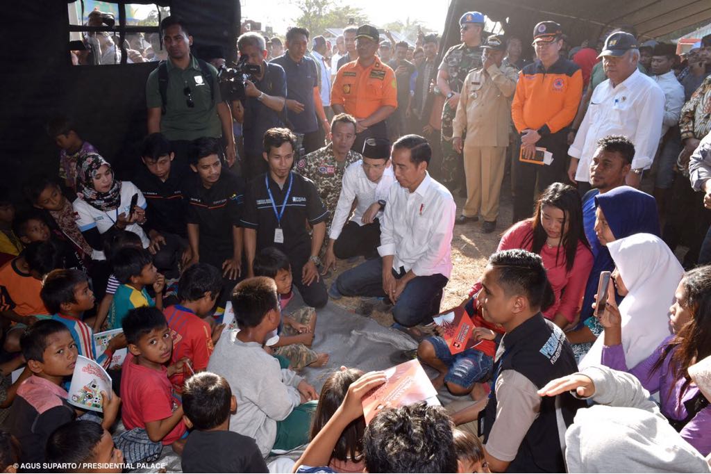 Meninjau posko pengungsi gempa seraya membagi buku tulis dan bahan pokok untuk para pengungsi yang tinggal di tenda-tenda di Lapangan Desa Madayin, Sambelia, Lombok Timur, pagi ini.

Saya datang untuk memastikan penanganan dampak gempa dilaksanakan dengan cepat dan baik.