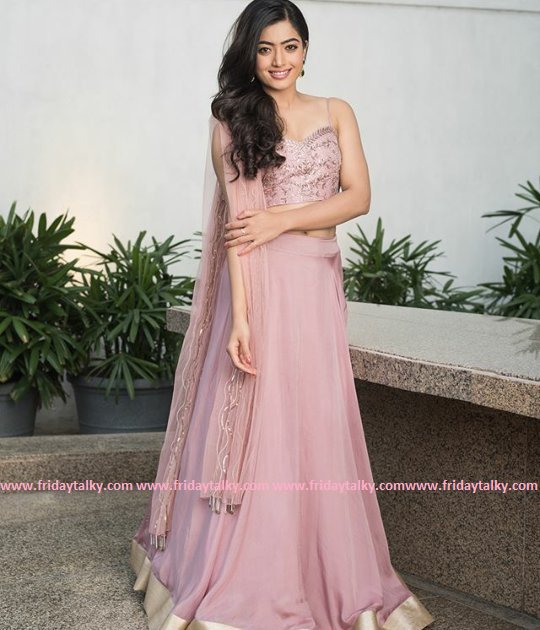 FridayTalky's tweet photo. @iamRashmika at #GeethaGovindamAudioLauch 
#Glamour's Girl😍👌👌
@FridayTalky https://t.co/dZC9kToanb