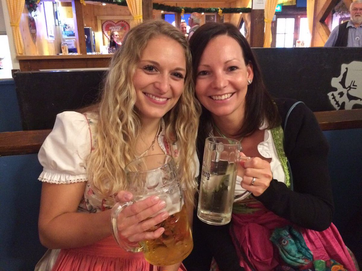 AwinDACH's tweet photo. Zum internationalen #FriendshipDay haben wir tief in unserer Fotokiste gewühlt und ein paar Fotos unserer liebsten Arbeitskumpels gefunden. #kollegenliebe #affiliatenetzwerk https://t.co/ESa01y4f15
