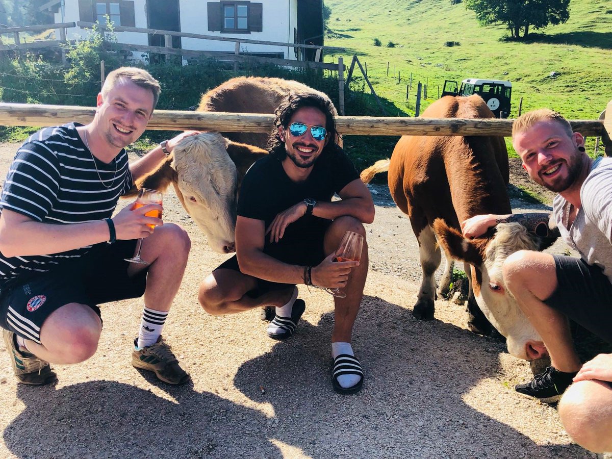AwinDACH's tweet photo. Zum internationalen #FriendshipDay haben wir tief in unserer Fotokiste gewühlt und ein paar Fotos unserer liebsten Arbeitskumpels gefunden. #kollegenliebe #affiliatenetzwerk https://t.co/ESa01y4f15