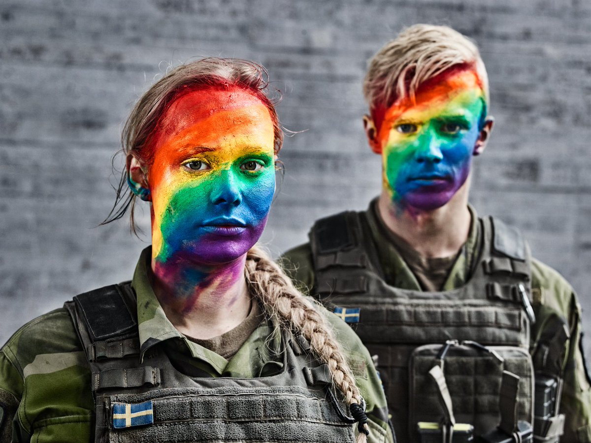 Forsvarsmakten's tweet image. WE DON'T ALWAYS MARCH STRAIGHT. Men oavsett när eller var vi marscherar står vi alltid upp för din rätt att leva som du vill, med den du vill. Läs mer: forsvarsmakten.se/europride #svfm #EuroPride
