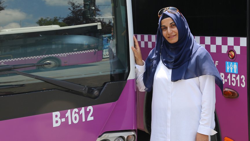 👏İstanbul yollarında kadın kaptan🚗
Çocukluk hayali ağır vasıta şoförlüğüne 41 yaşında ulaşan Sevda Uzun, İstanbul'un 10 farklı güzergahına yolcu taşıyor
#Istanbul
#Pazartesi