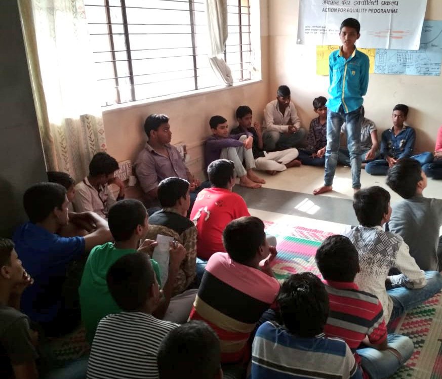 ecfindia's tweet photo. "घर काम महिलांचे का?"युवक meeting व चर्चा सत्र घेण्यात आले, खूप सहभागात्मक चर्चा झाली ,घरकामातील पुरुष म्हणून जबाबदारी कशी स्वीकारली पाहिजे त्यामुळे काय कुटूंबात बदल घडवून येतील.सहभागीनी घरकामातील जबाबदारी न लाजता घेण्याचे ठरविले आहे. #ActionForEquality update #FromTheField https://t.co/np0Ux45OuB