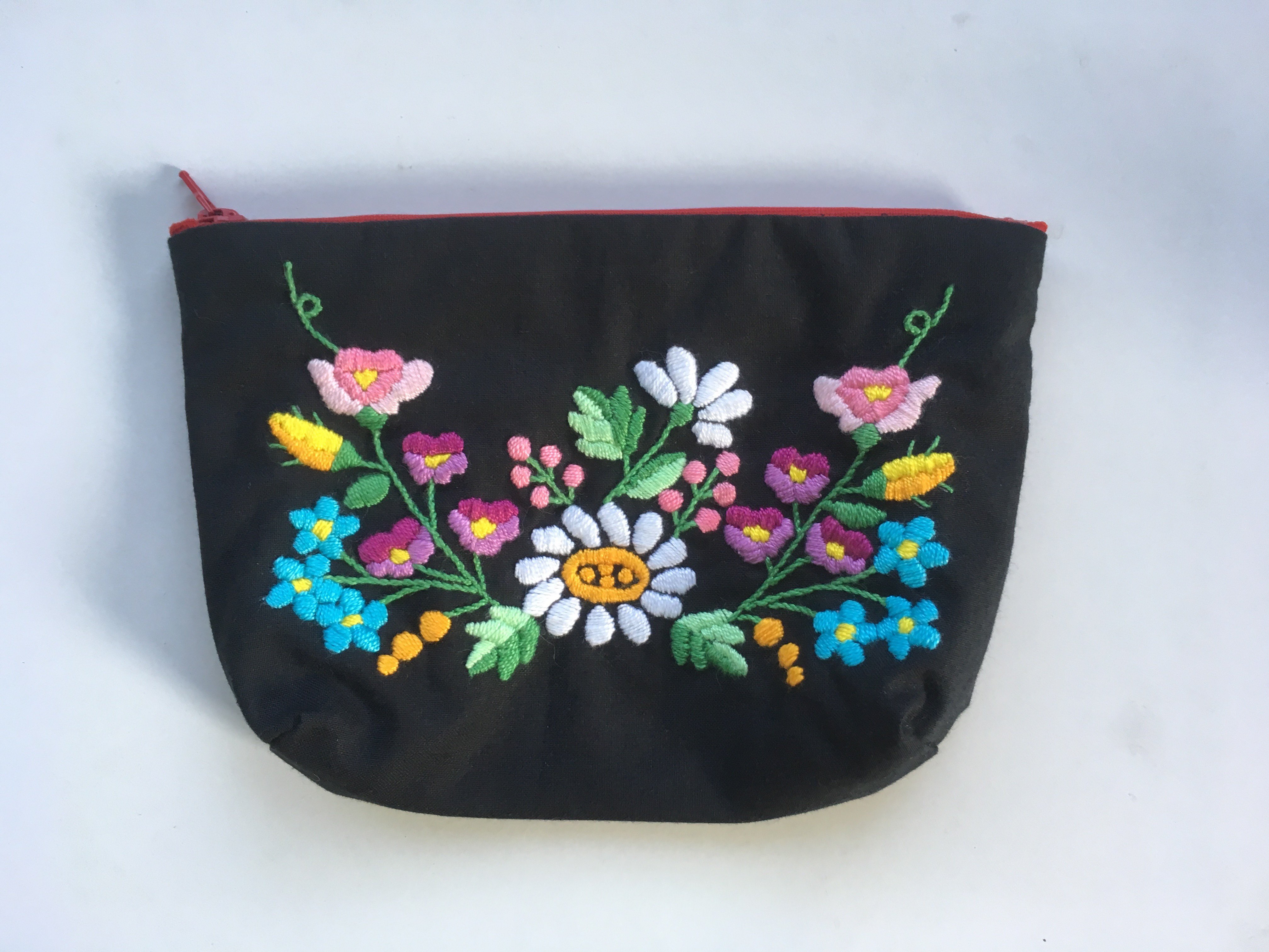 Jessica カロチャ 刺繍 のファスナーポーチが完成 黒地に色鮮やかなお花が綺麗です フェリシモの素朴でどこか懐かしいハンガリー刺繍の布小物の会のキットです F Couturier カロチャ 刺繍 フェリシモ T Co O5olecs1vn Twitter
