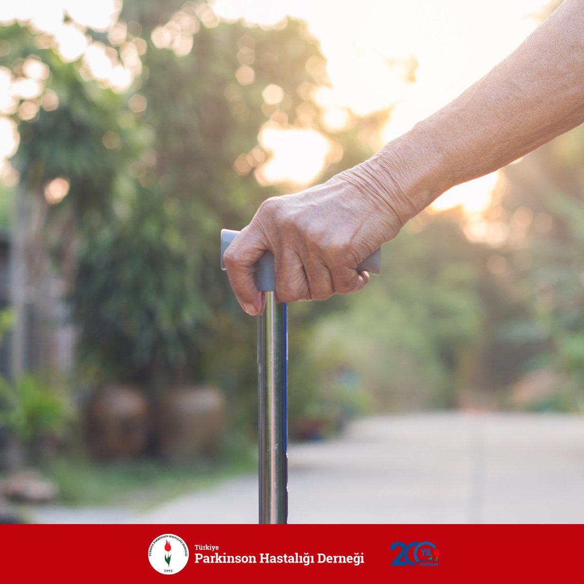 Öne eğik duruşa sahip olan ileri evredeki bazı Parkinson hastaları, yürüme başlangıcında öne doğru daha fazla eğilir, adımlarını giderek hızlandırır ve istedikleri zaman duramazlar. Bu durumda, hastalar bir baston kullanarak öne doğru hızlanmayı etkin biçimde durdurabilirler.