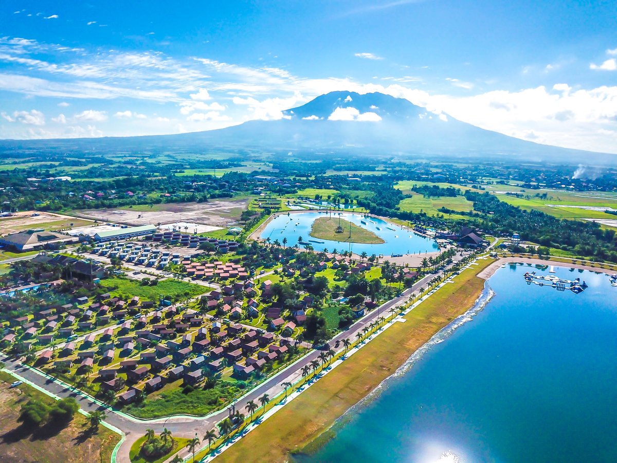 VisitaFilipinas's tweet photo. El calor va apretando y encima es lunes, pero no hay que venirse abajo . Para refrescarte te presentamos #CWCWakepark, el primer complejo de deportes acuáticos de clase mundial en #Asia. En sus seis hectáreas disfrutarás del esquí acuático o del #Wakeboarding. ¿Te vienes? https://t.co/zptBkrJNNa