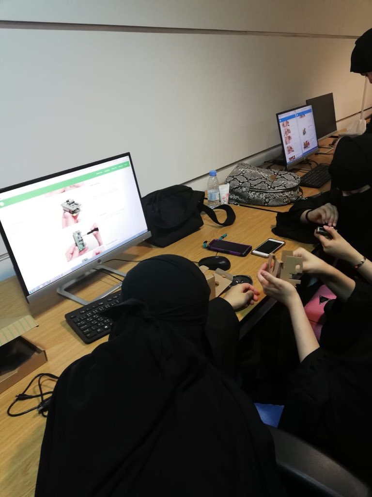 mawhibaprogram's tweet photo. تركيب جهاز Google AIY من قبل طالبات موهبة. #برامج_موهبة_الاثرائية #برنامج_موهبة_بجامعة_الفيصل https://t.co/fRwaBVeorI