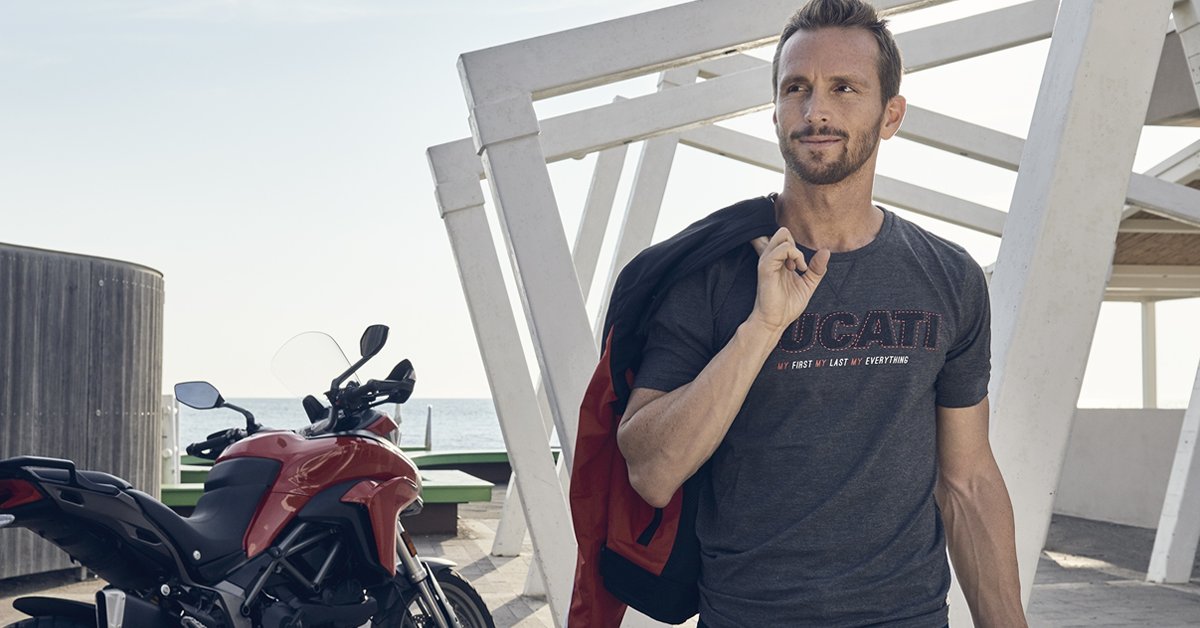DMducatimilano's tweet photo. Gli store Ducati Milano saranno chiusi per la pausa estiva in agosto, consulta i giorni e gli orari e buone vacanze su due ruote! ✊💨 https://t.co/DywGPNMZTe https://t.co/7AZtVnKtgn