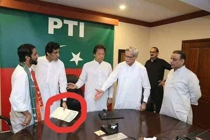ilatif's tweet image. لگا ہے ضمیر فروشوں کا بازار دیکھو 

New Pakistan 🇵🇰 in making ! Open Buying and selling on #stamppapers of these consciousnessless people; this is the respect of mandate, back to the wicked era of #Changamanga  📝 ‘ the seller does not have any trust on the buyer’ @KlasraRauf
