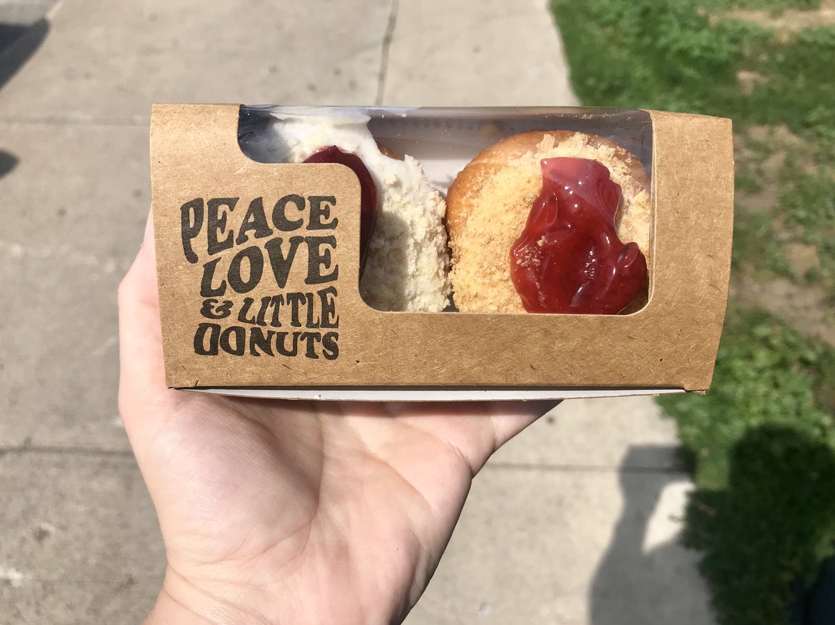 kels113587's tweet photo. All the good eats today. 🤤 #theflyingfoodie #traversecity #minidonuts #porkbelly #macncheese #argotea #sushi #fortwayne #foodie https://t.co/e6e87kTYbr