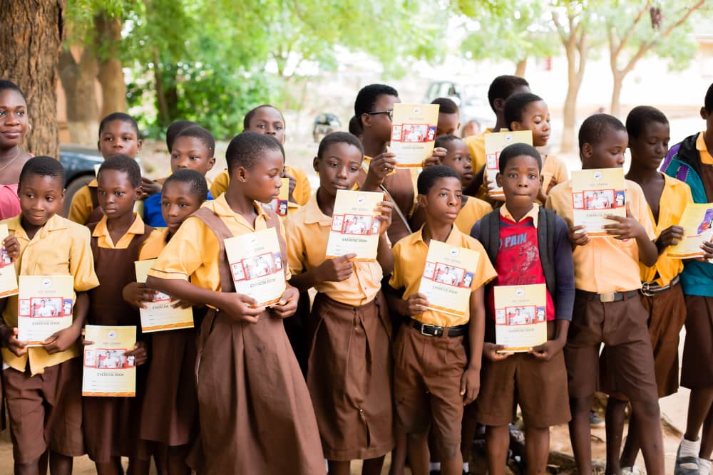 ebrako49's tweet photo. Ist phase was at amasaman. Over 2000 books were presented to the pupils of amasaman. #e2iproject #aid_gh #proudaiders. We thank you all for your support and contribution. Looking forward for more support. https://t.co/d6cGTYjVTn
