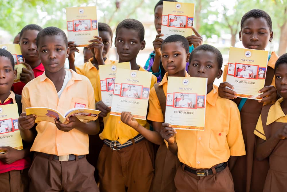 ebrako49's tweet photo. Ist phase was at amasaman. Over 2000 books were presented to the pupils of amasaman. #e2iproject #aid_gh #proudaiders. We thank you all for your support and contribution. Looking forward for more support. https://t.co/d6cGTYjVTn