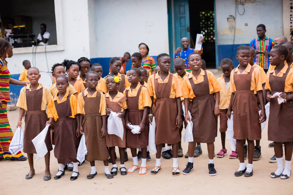 ebrako49's tweet photo. Ist phase was at amasaman. Over 2000 books were presented to the pupils of amasaman. #e2iproject #aid_gh #proudaiders. We thank you all for your support and contribution. Looking forward for more support. https://t.co/d6cGTYjVTn