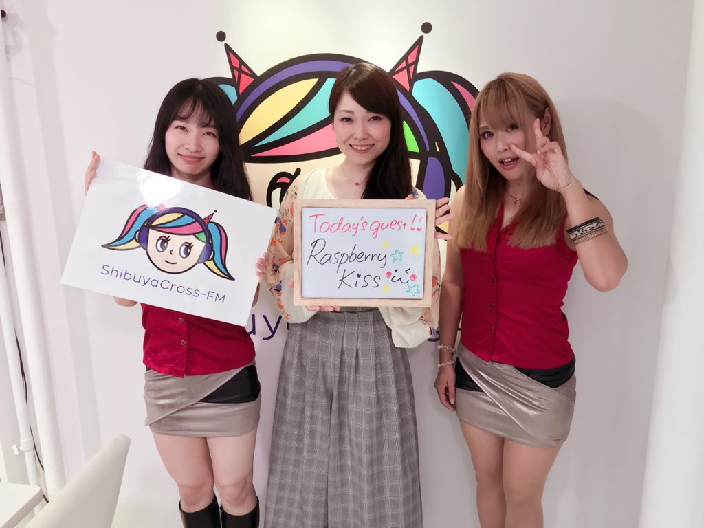 yukky0819's tweet photo. 【SHIBUYA VOICE】
本日のゲストは、
まもなくデビューから1周年の
#RaspberryKiss #Sayu さんと #Risa さん♡
お2人はカラーが全然違うけれど、共通して言えるのは、妹みたいなかわいさを持っているところかなと思ってます♪
キュートもクールも魅せてくれる彼女たちの5回目のワンマンは9/6ですよ^ ^ https://t.co/ECDAuuKklc