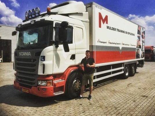 Een nog een Jannes met rijbewijs C in zijn bezit!
Gefeliciteerd! Op naar veel veilige kilometers. 🚛😀