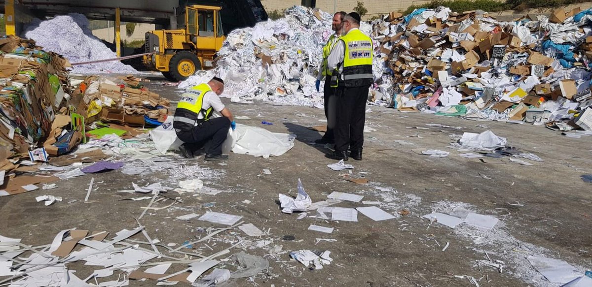 ZakaFrance's tweet image. Aux alentours de 7:30, un accident de travail a fait 1 mort dans une usine de papier de verre a #Modiin ou un tracteur a heurté un employé.

Les benevoles de #ZAKA Shfela se sont occupés du defunt.