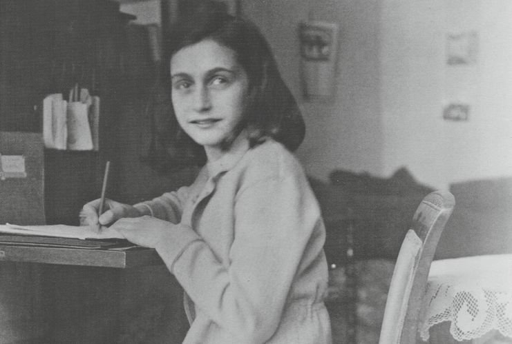 Ölüler yaşayanlardan daha çok çiçek alır çünkü pişmanlık minnetten daha güçlüdür.

Anne Frank