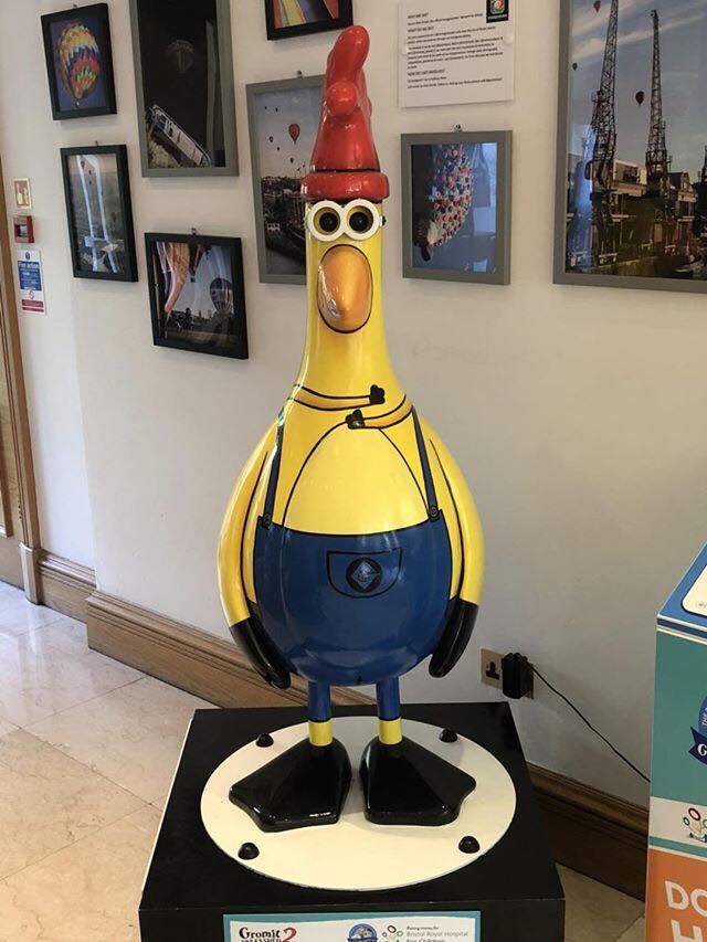 Bello! The madness of minions has come to Bristol! Created by Illumination Entertainment, ‘One in a Minion’ is marvelously mischievous. Pick up your pals and pop over to sponsor <a href="/MarriottBristol/">BristolCity Marriott</a> to find him - it's #WorldFriendshipDay after all! #GU2  #SculptureOfTheDay