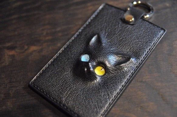 ネコ好き必見！！！　黒猫をモチーフとした日本在住アーティストの長財布がシブい！！