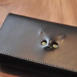 ネコ好き必見！！！　黒猫をモチーフとした日本在住アーティストの長財布がシブい！！