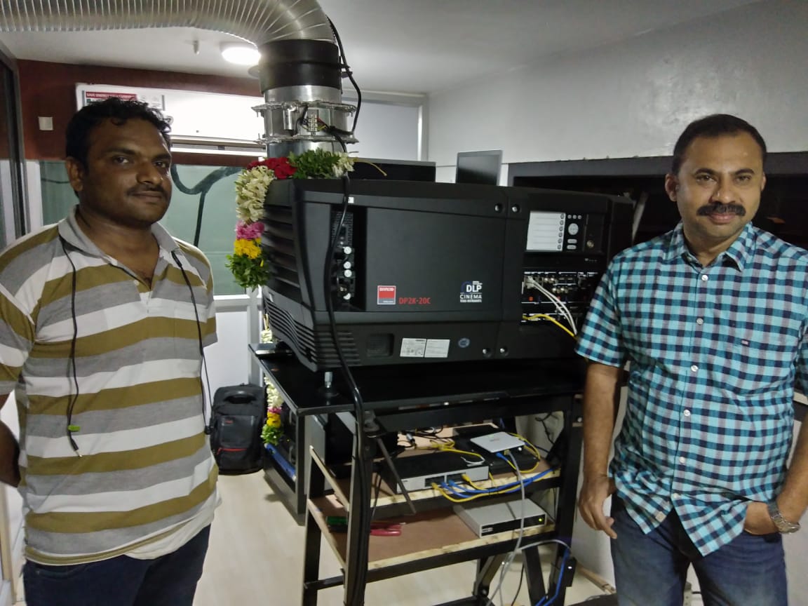 MirchiOffl's tweet photo. #Kovilpatti's #ShanmugaTheater is the First Theater to #TFPC's #Microplex Barco Projector &amp; 1st movie to Screened was @VijaySethuOffl #Junga 

#ShanmugaTheater Full A/C with #Barco 2K Projector &amp; 7.2 Dolby !!!

@ShanmugaTheatre @TFPCTN @Microplexglobal https://t.co/V61CkzMChQ