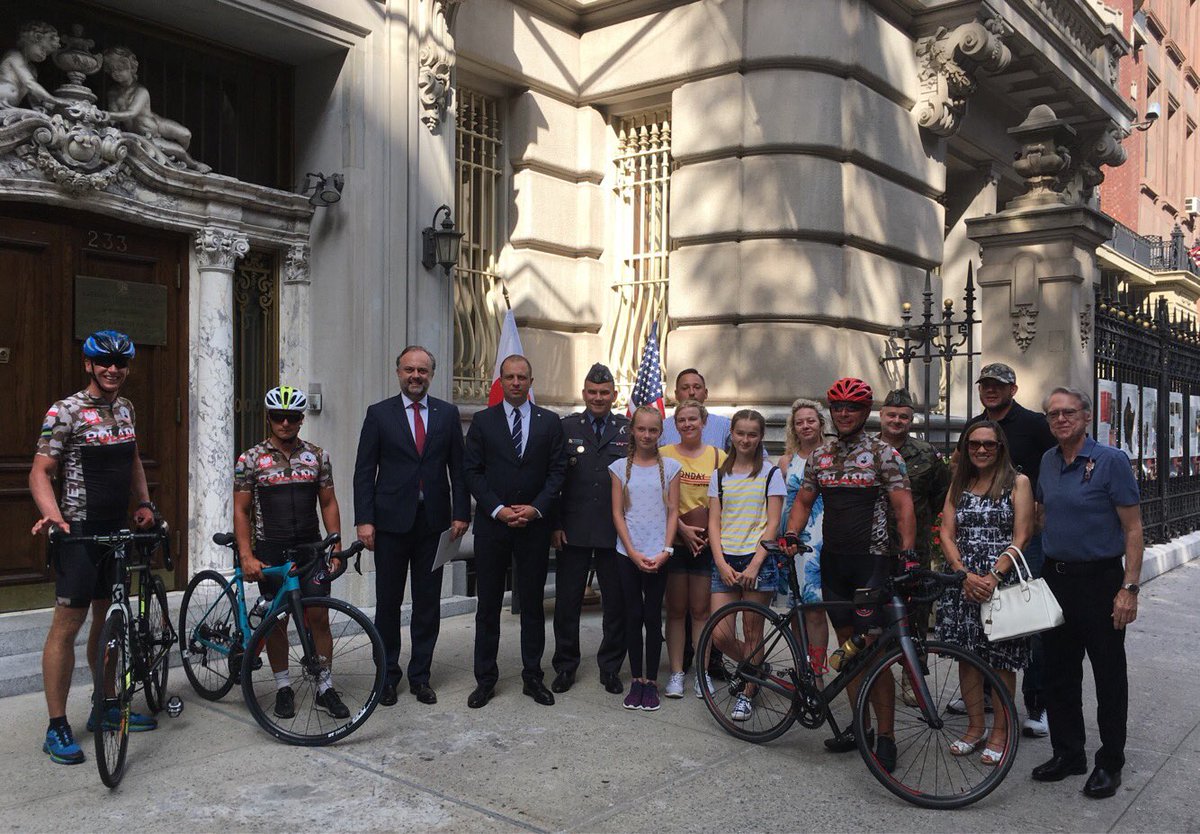 Poland_MOD's tweet photo. 🇵🇱Polish veterans who biked across #US 🇺🇸reported the end of their mission to the 🇵🇱 Dpty MinDef @T_Szatkowski .They commemorated 44 Polish soldiers martyred in Afghanistan by bonding with locals at 44 stops along the 3,600 miles long bike trek #RP44 https://t.co/tusi7mDOoM