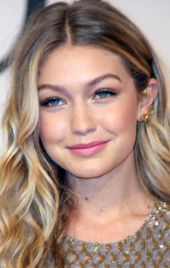 ClothingRIC's tweet photo. Style like your favorite celeb @GiGiHadid and flaunt like never before .Rock this spring with latest outfits .Click the link below to read more.
.
visit : https://t.co/By2lsYmrhq
.
#clothingric #style #fashion #outfit #MondayMotivation https://t.co/8P1f9dtdPE
