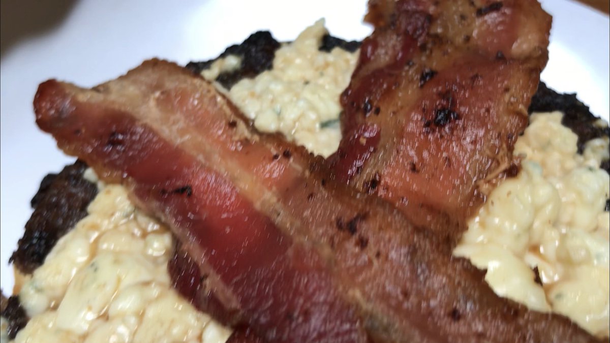 reneknottsports's tweet photo. We’re taking a bite into #StLouisBurgerWeek. My review of the blue cheese bacon burger I sank my teeth into in Dogtown this morning on @ksdknews #TISL https://t.co/DNkRDyJNvM