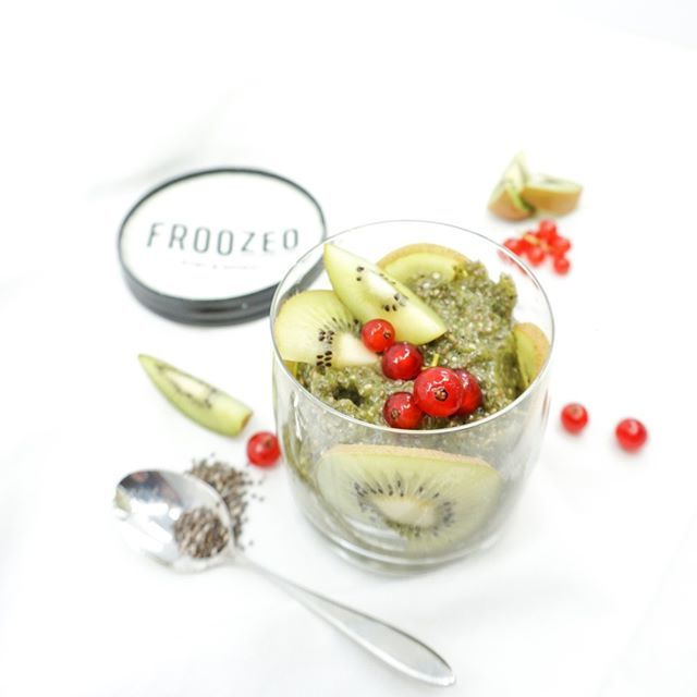 froozeo's tweet photo. Zaubere Dir diesen leckeren Chia-Pudding mit unseren Kiwi &amp; Spinat Froozeo. Nahrhaft, gesund und lecker - dieser grüne Pudding ist perfekt um die Woche zu starten! ;-) Zum Rezept:
1 Froozeo Becher mit (frischen) Orangensaft füllen und den Inhalt für 60 S… https://t.co/l5hydMhgDc https://t.co/7LbCqe0tzs