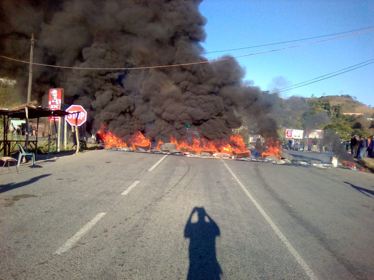 TrafficEye_SA's tweet photo. R61 Port St Johns road closed at Mpantu by protesters https://t.co/n0VRmnjzvz