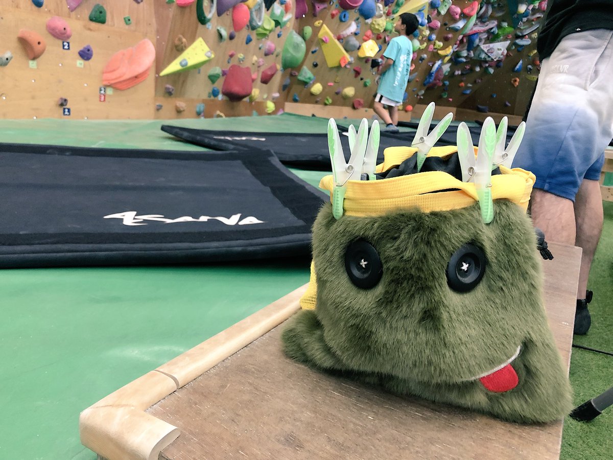 zeroshimoguri's tweet photo. 今日も挟まれてます！( ˙o˙; )
#8b #8bplus_rockclimbing #8bplus #チョークバッグバッグ https://t.co/DvYmKVD6mF