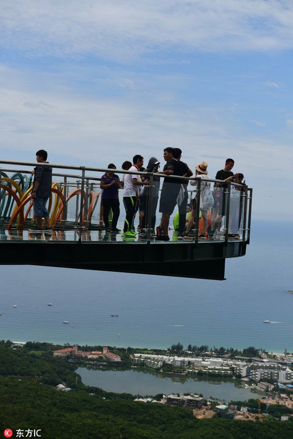 ChinaDaily's tweet photo. Hainan's first glass walkway opens to public https://t.co/cNZQqta5qY https://t.co/yoLFgzYTNx