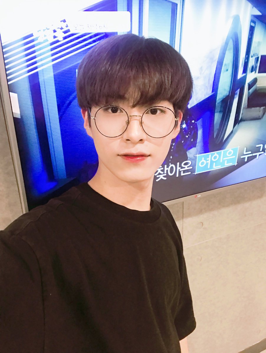 official_ONEUS's tweet photo. [#매점오빠는영업중]
띠링! 시온이와 함께 잠시 후 6시! MBC MUSIC📺
ONEUS 리얼리티 '매점오빠는 영업 중' 함께 보시는거 알고 계시죠?🙌
두근두근, 잠시 후 만나요🤙💞

#ONEUS #원어스 #시온 https://t.co/K7QFhNE6ub