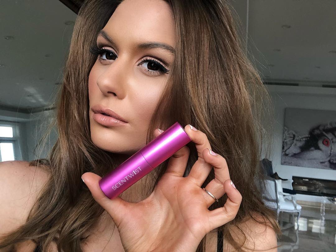 scentwist's tweet photo. Never face the day without perfume... Take your scentwist vial everywhere you go! #JessicaLee #model #perfumecollection #perfumeaddict #influencerstyle #coralgablesliving #coralgableslove #miamiliving #perfumeria #Scent #smell #Cologne #scentwist https://t.co/Kwv9UAPpgd