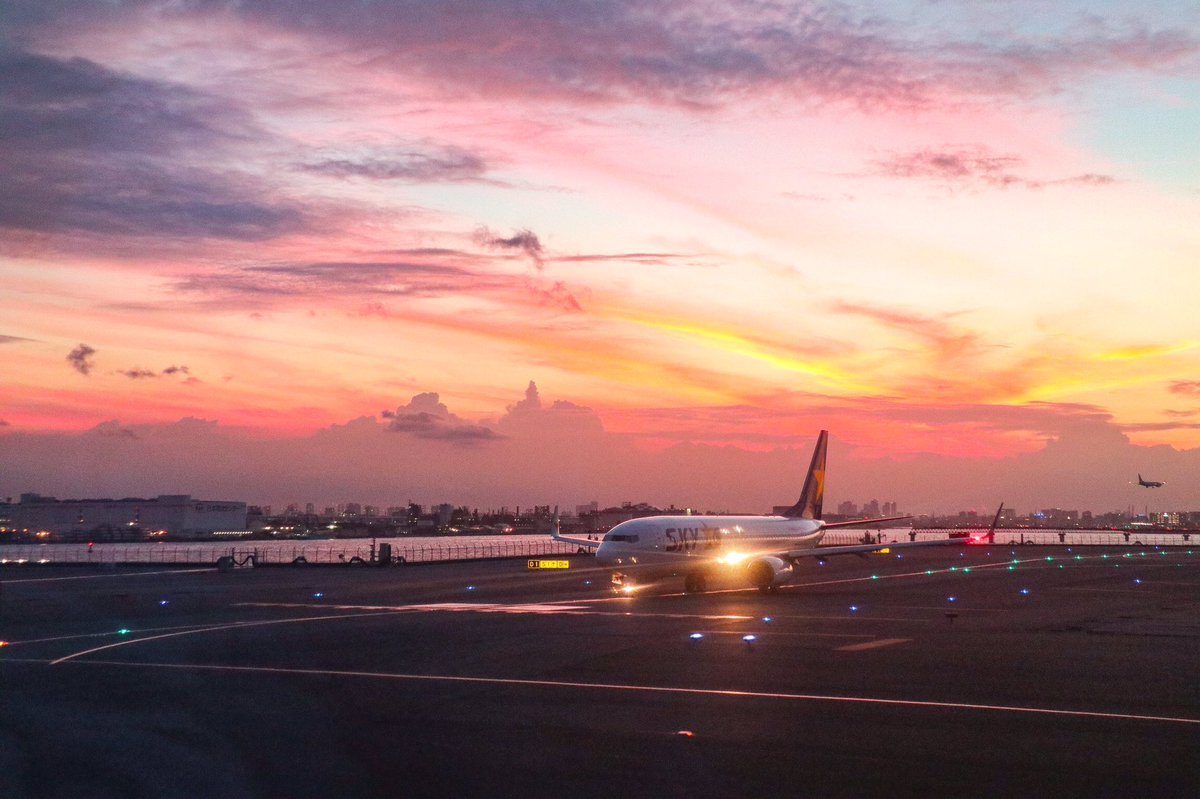 蛍 羽田空港 長崎空港へ向かう飛行機の窓からの夕空 写真好きな人と繋がりたい ファインダー越し私の世界 夕空 羽田空港