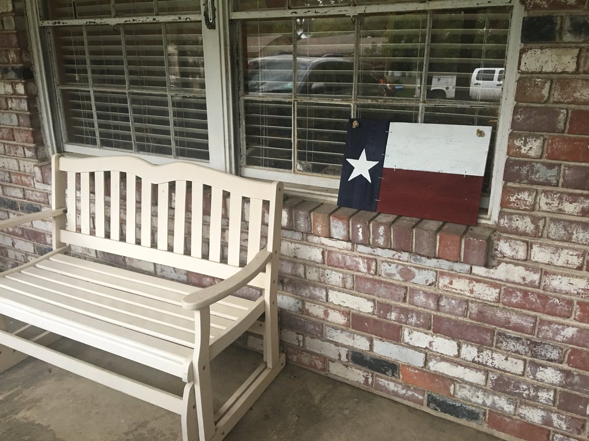 Terri_Harr's tweet photo. Added this awesome Texas sign to my front porch. A teen at church was making them for a mission trip fundraiser. I am working on turning my front porch into a TEXAS theme so this was perfect!

Do you decorate your front porch? #texas #frontporch #themes #itsthelittlethings https://t.co/9rNhTlHVcZ
