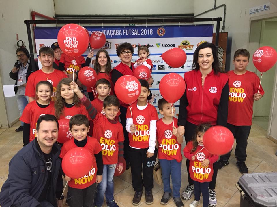 revistarotarybr's tweet photo. Os clubes brasileiros já trabalham mobilizando a comunidade para a importante luta contra a pólio na Campanha Nacional de Vacinação 2018. O Rotary Club de Joaçaba, SC, promoveu iniciativa de divulgação durante o jogo do Joaçaba Futsal pela liga nacional. #ClubesEmAção #Rotary https://t.co/MoqAnImfDz
