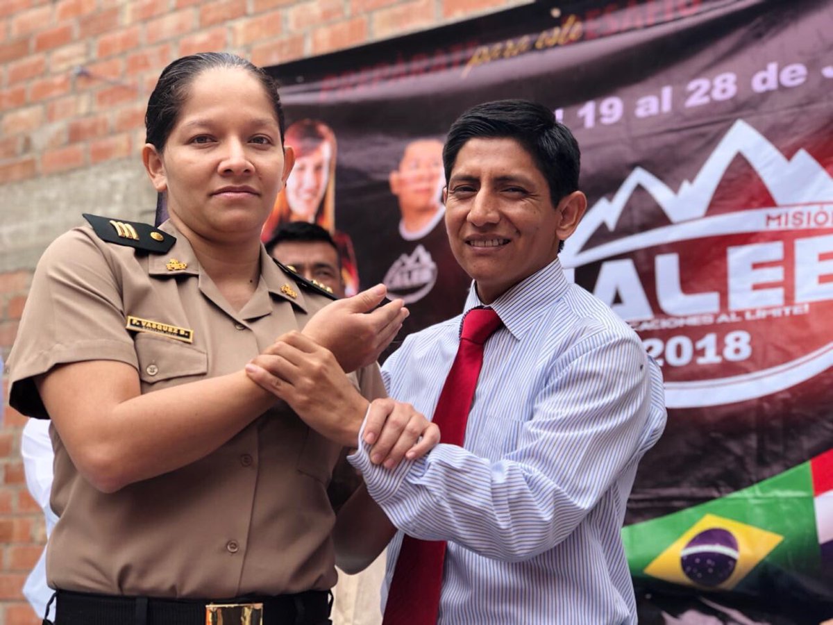 Capitán de la PNP Flor Vásquez Bravo entrega su vida a Jesús a través del Bautismo en el cierre de  #MisiónCaleb 🤚🏼