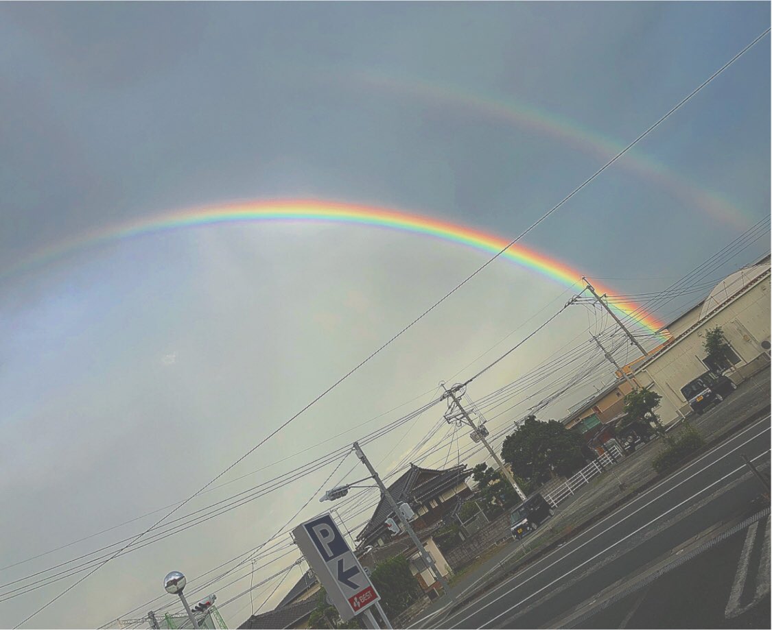 仕事してる途中に虹見つけて
みんなで虹の写真撮りいくやつ。笑
何気楽しかった☻