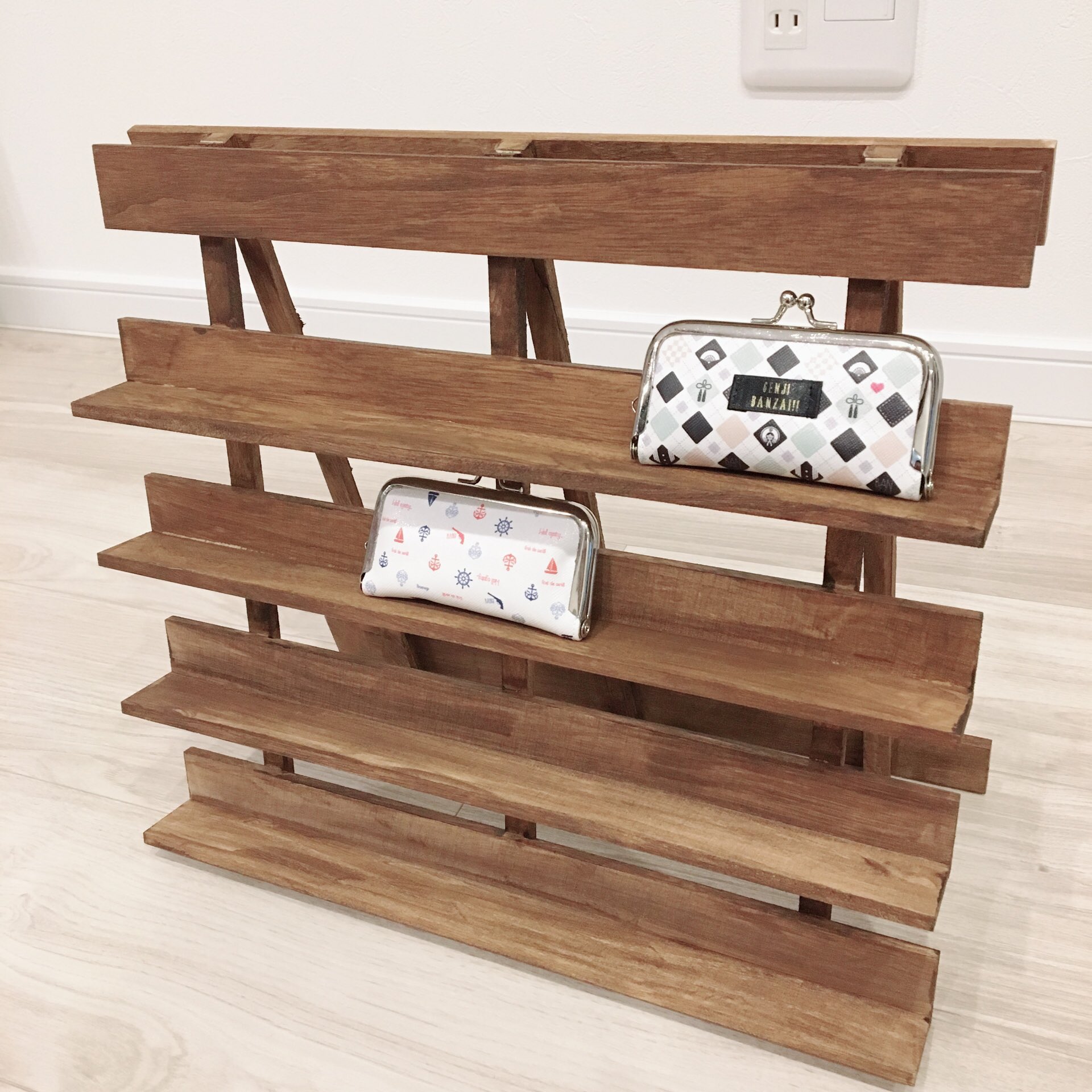 りん ︎ on Twitter &quot;300円で出来てのこぎりや釘🔨がいらない 即売会用ディスプレイ棚 (小物用) ①100均のすのこを3枚
