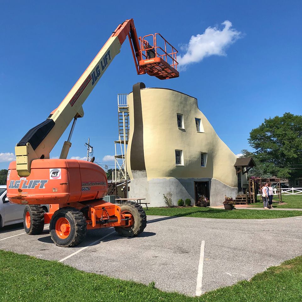 ELTCustomerSrvc's tweet photo. A donated #boomlift from ELT was used to repair and paint the #iconic #hainesshoehouse a nearly 70-year-old #roadsideattraction it's 25' Tall and 40' Long.
If you're ever in #yorkpa stop by. Take a tour, learn the history and enjoy an ice cream.
#EasternLiftInTheCommunity https://t.co/IlcKt26vDk