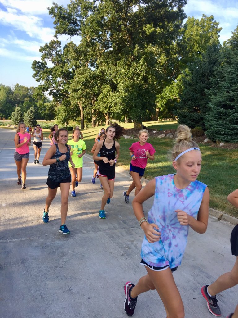 Best way to start a Monday morning! @DCGFillieXC  #hillworkout #bettertogether #MondayMotivation