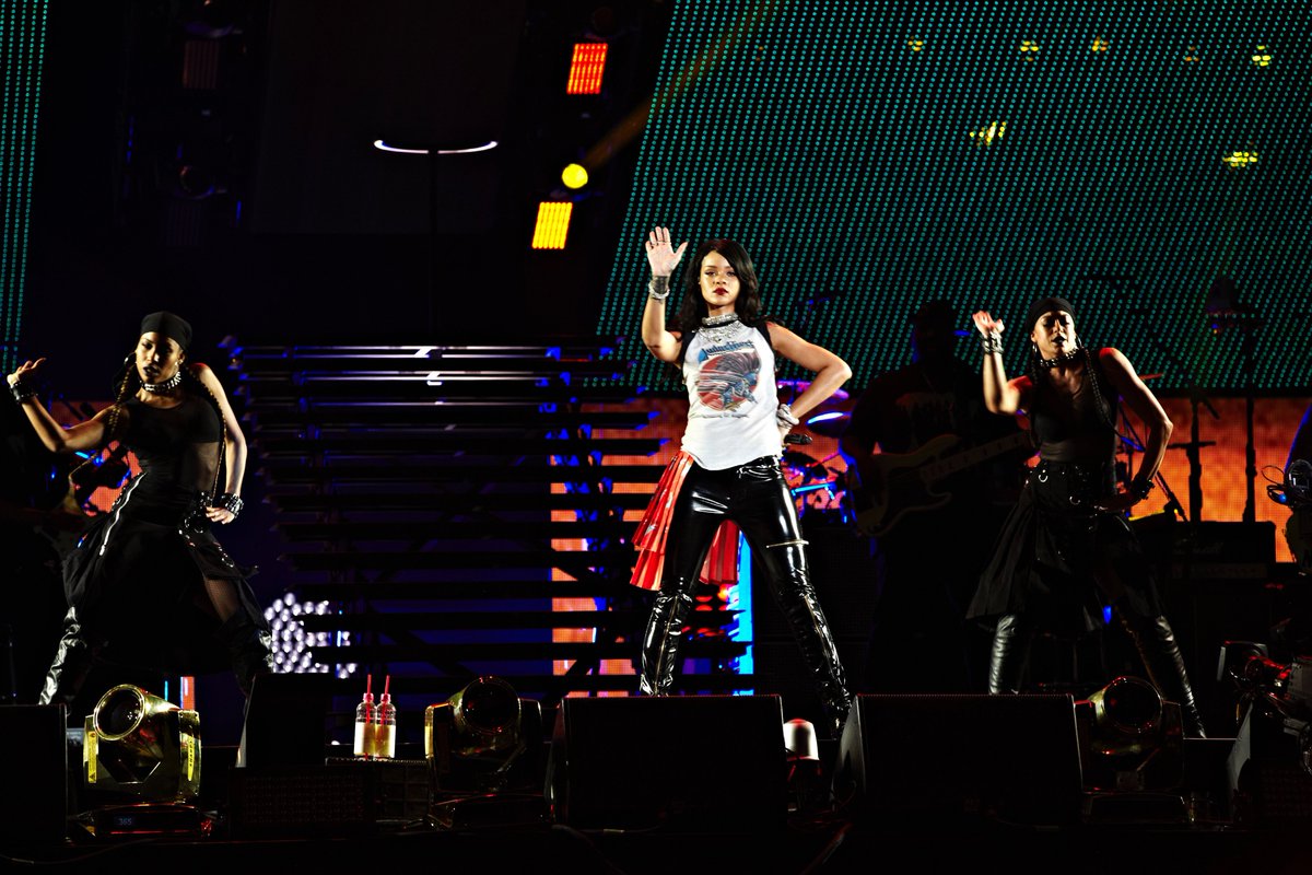 RihannaDaily's tweet photo. 🎤 Eminem & Rihanna co-headlined #TheMonsterTour in August 2014 in the U.S. With only 6 dates, the tour grossed over $36 million. https://t.co/LJEizEblyv