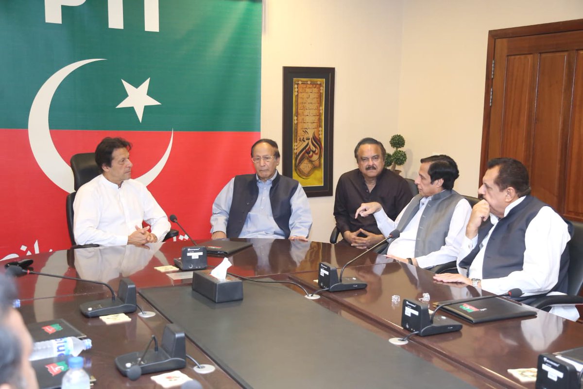 Pmlq_Org's tweet photo. بنی گالہ میں پی ٹی آئی چیئرمین عمران خان کی ق لیگ کے چیئرمین چوہدری شجاعت اور پرویز الٰہی سے ملاقات ق لیگ کا وفاق اور پنجاب میں حکومت بنانےکے لئے اپنی حمایت کا اعلان کر دیا.. https://t.co/Mdx68jWqOn