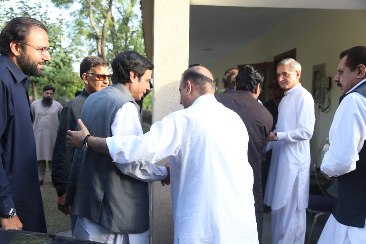 Pmlq_Org's tweet photo. بنی گالہ میں پی ٹی آئی چیئرمین عمران خان کی ق لیگ کے چیئرمین چوہدری شجاعت اور پرویز الٰہی سے ملاقات ق لیگ کا وفاق اور پنجاب میں حکومت بنانےکے لئے اپنی حمایت کا اعلان کر دیا.. https://t.co/Mdx68jWqOn