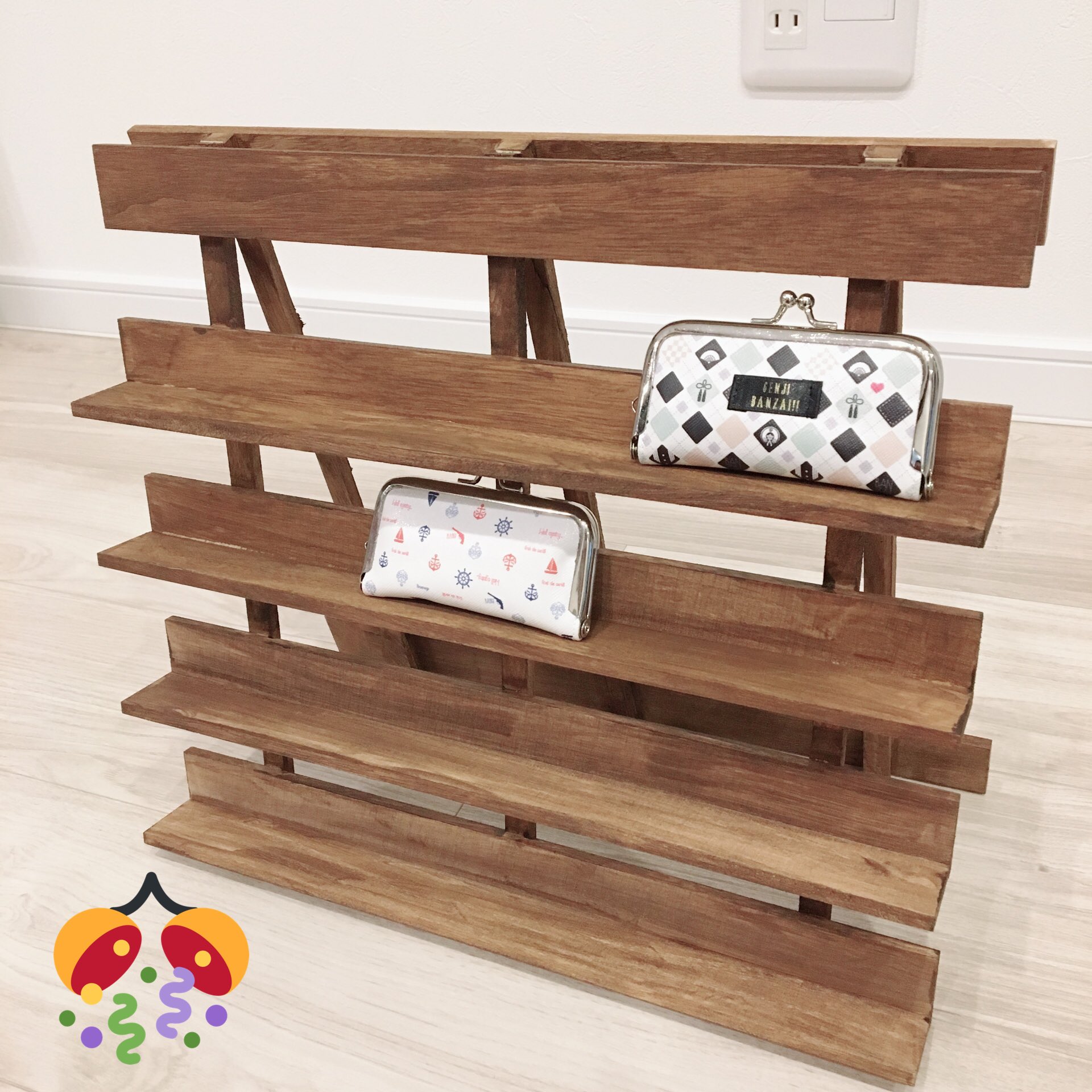 りん 300円で出来てのこぎりや釘 がいらない 即売会用ディスプレイ棚 小物用 100均のすのこを３枚買う サイズ何でも可ですが 今回はセリアの33 37 1枚目の真ん中3枚を取る 接着剤とかでついてるので オラッッてひっぺがす たまに折れる