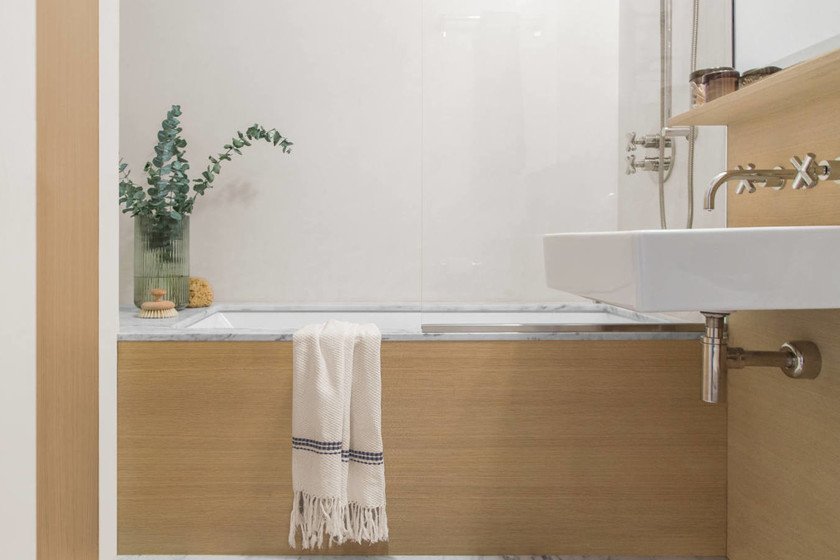 Mármol y madera en la reforma de este baño, que da como resultado un baño de di... bit.ly/2LZjtxK